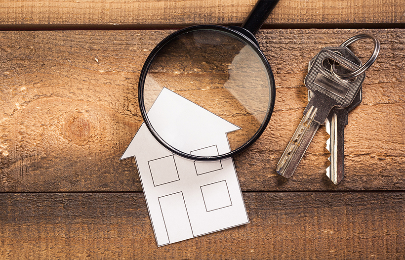 Magnifying glass, paper house and keyrings