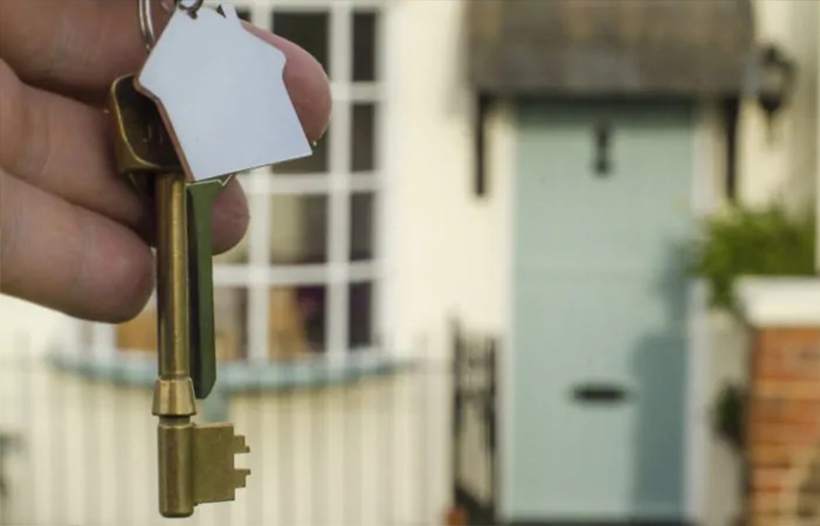 Person holding key rings