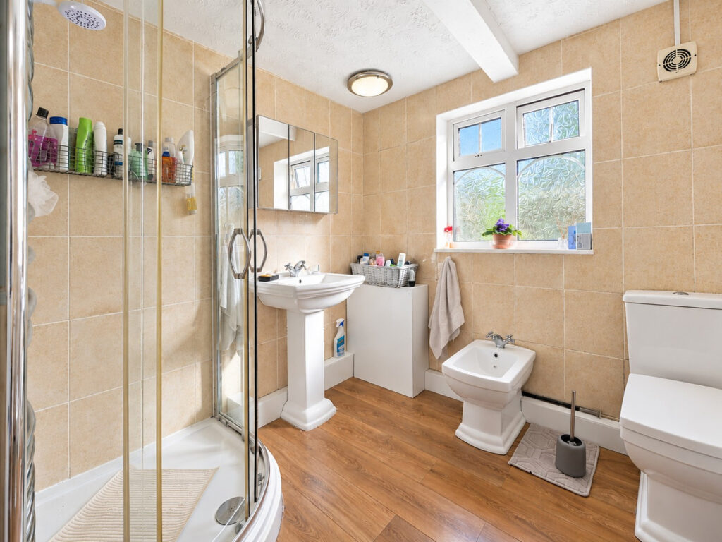 listing_1049784_0014_826e2fca_1500x1000.jpg
