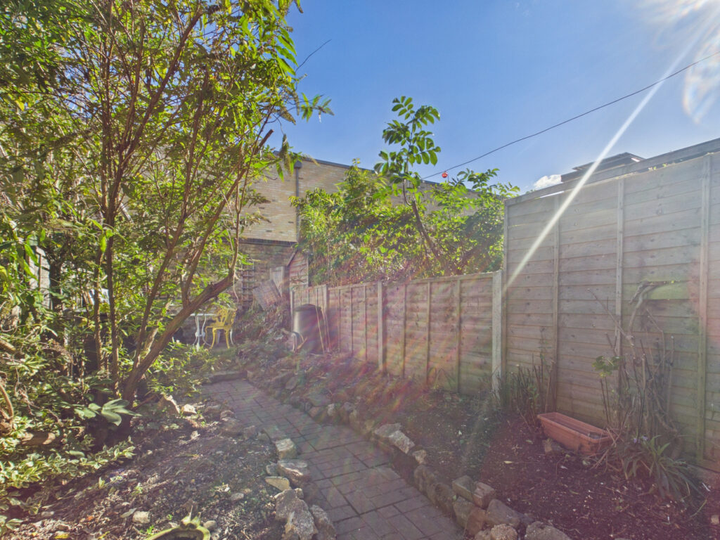 CAM03259G0-PR0372-STILL001