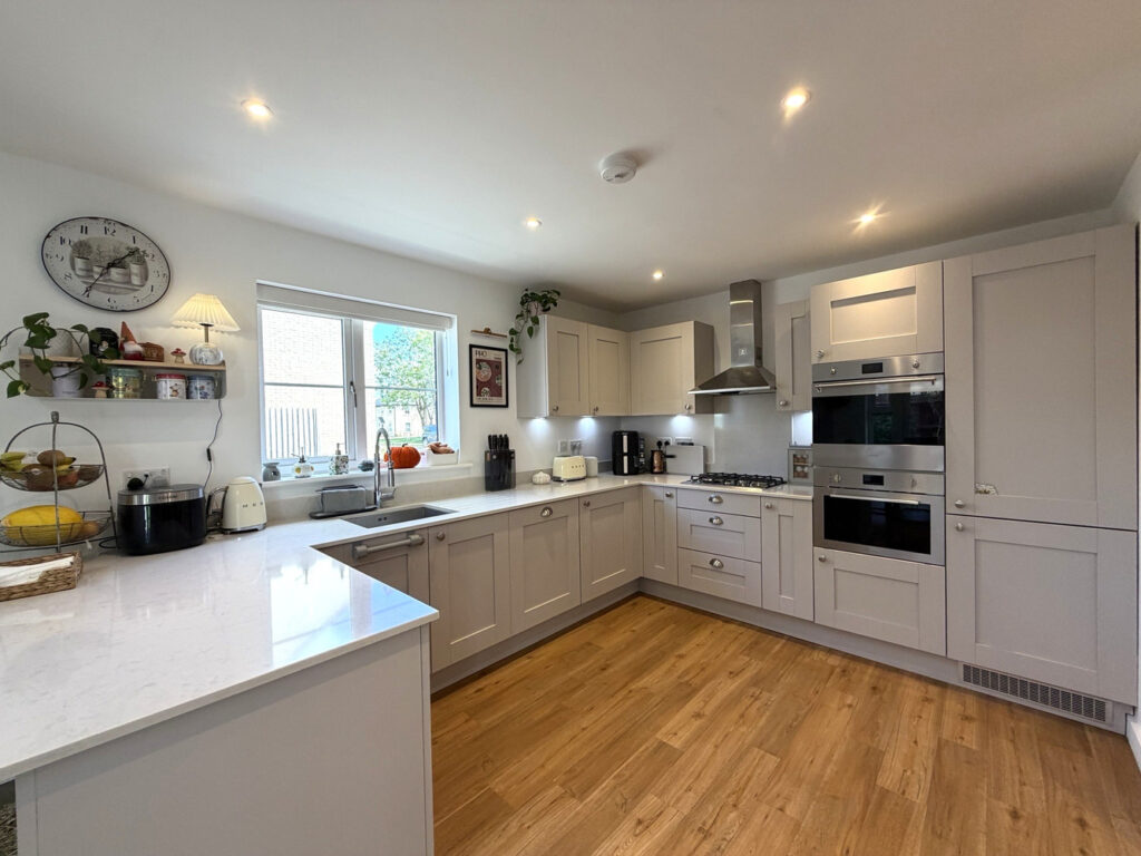 Kitchen 2.jpeg
