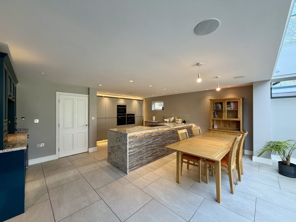 Kitchen 2.jpeg