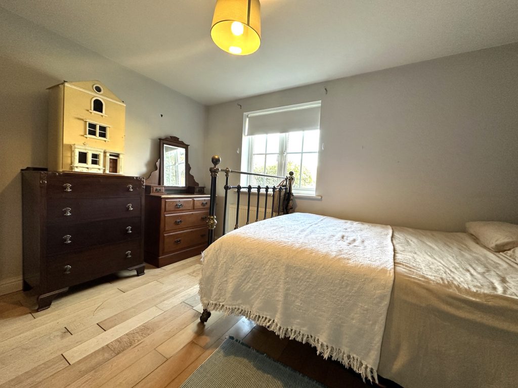 Bedroom (2).JPG